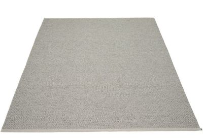 Svea Kunststoffteppich in warmem Grau, Größe 230x320 cm. Moderner Teppich für Innen und Außen.